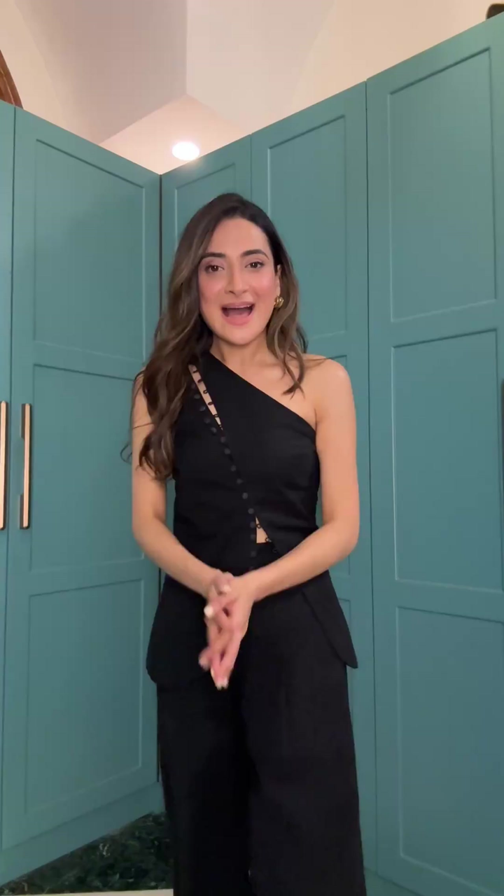 Itika Arora in Roma Co-ord set (Black)