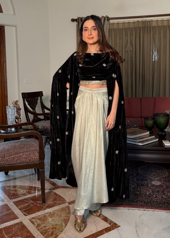 Itika Arora in Ishara Set