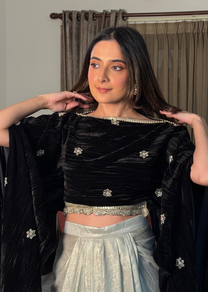 Itika Arora in Ishara Set