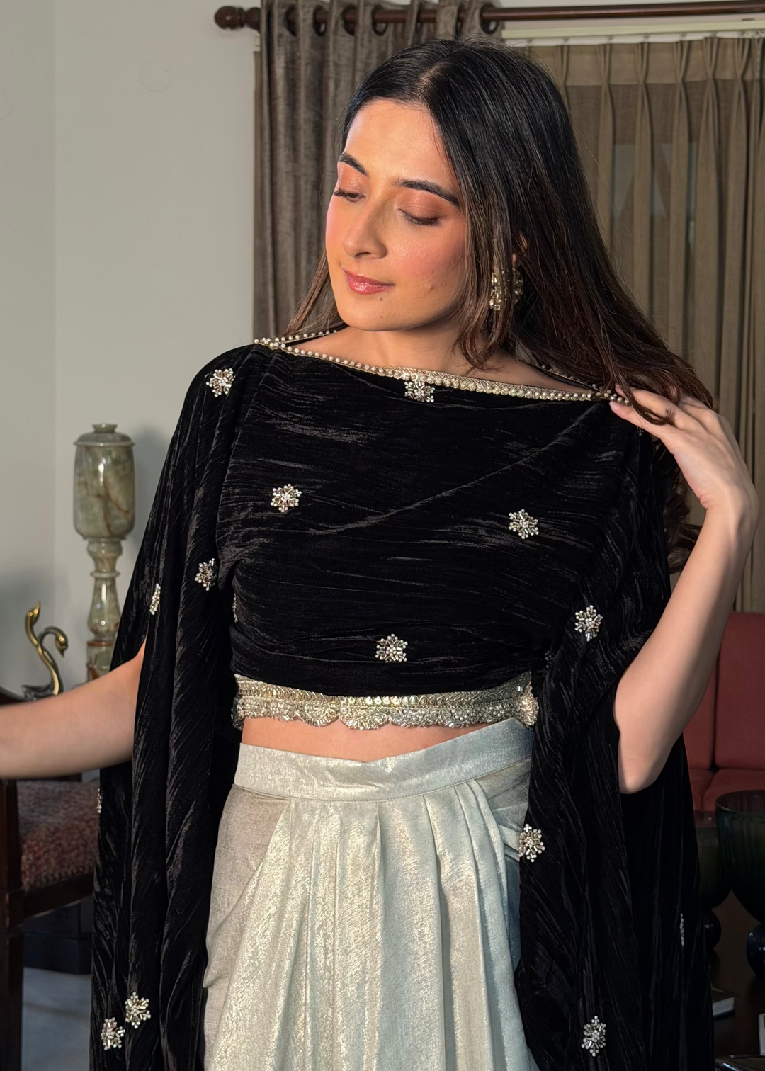 Itika Arora in Ishara Set