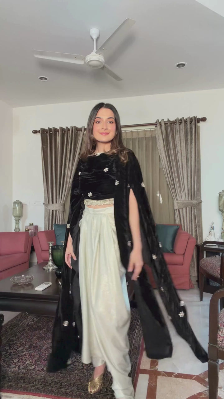 Itika Arora in Ishara Set