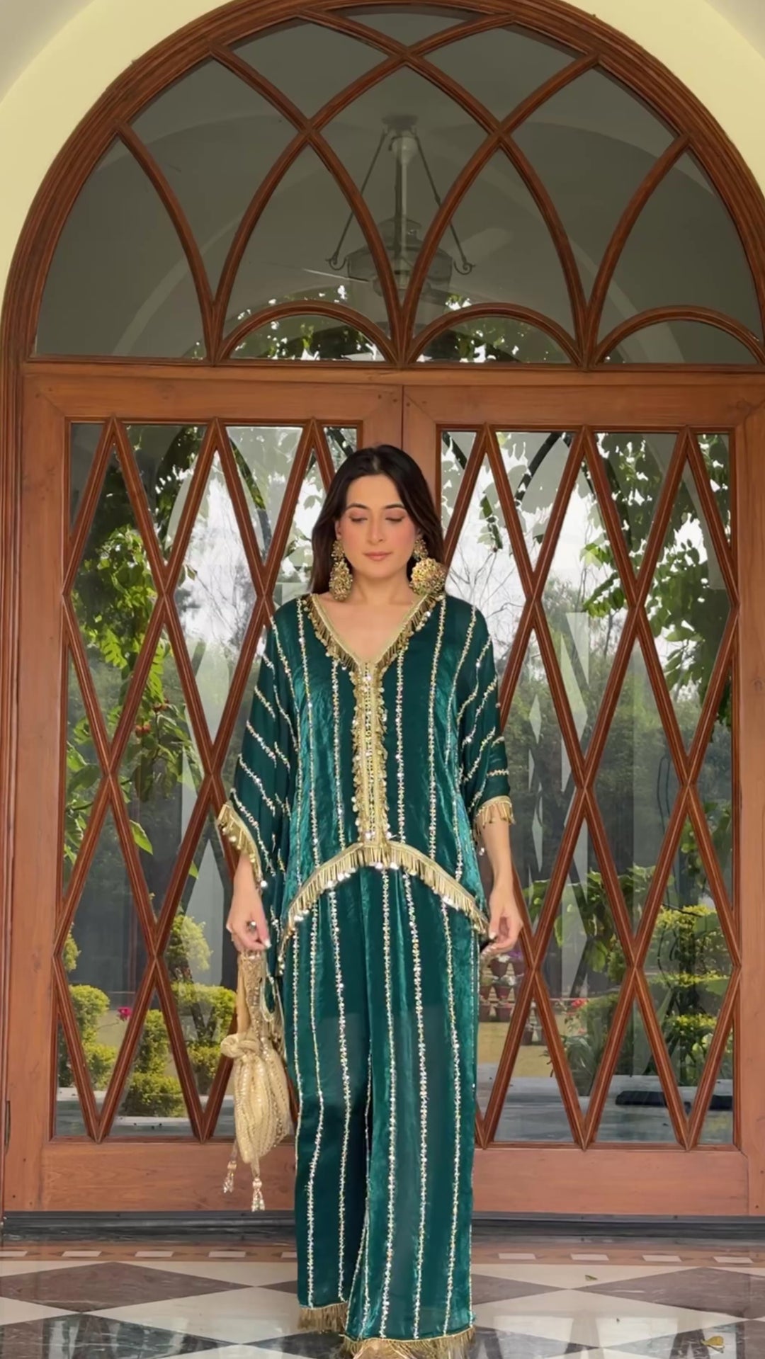 Itika Arora in Leher Set (Teal)