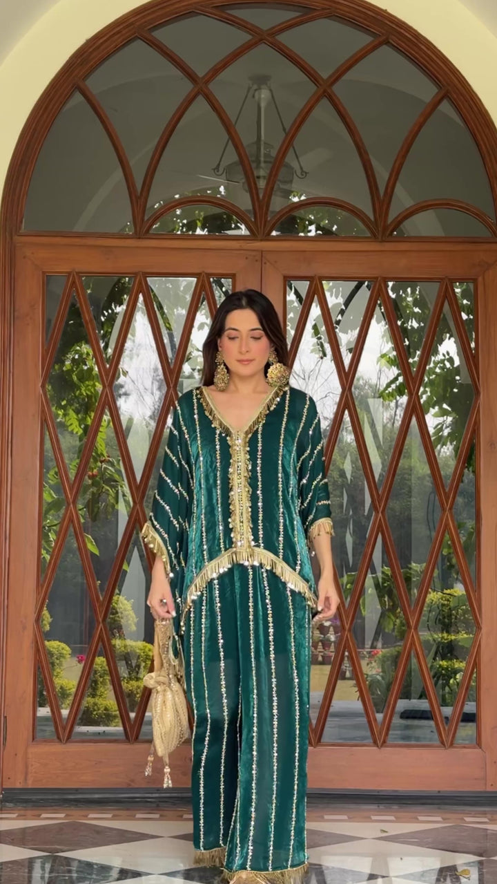 Itika Arora in Leher Set (Teal)